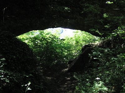 Vue depuis l'intérieur de la "Grotte des nutons"